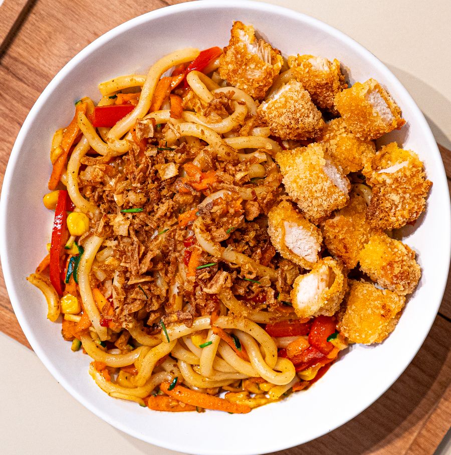Bowl chaud nouilles sautées et poulet croustillant
