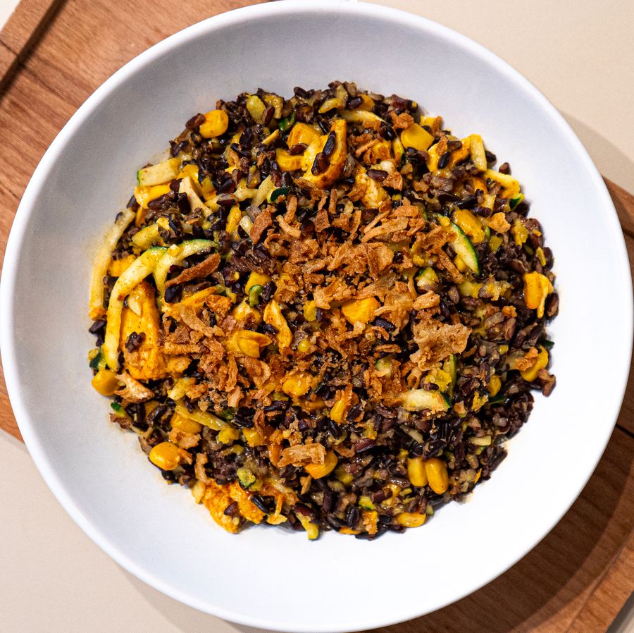 Bowl froid riz noir, maïs, courgette et poulet